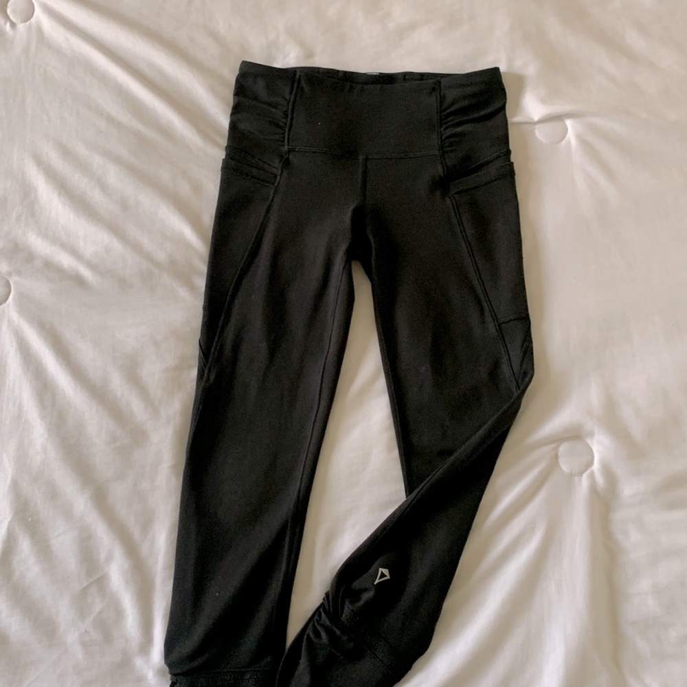 Girls Lululemon (ivivva) size 10 cropped leggings (used)